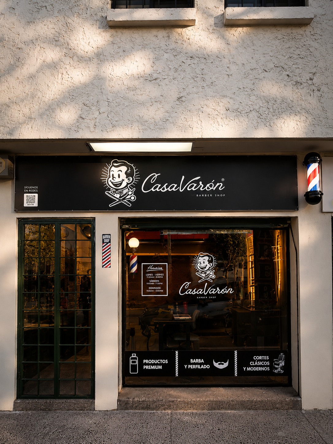 Fachada exterior de Casa Varón con el poste de barbero clásico.